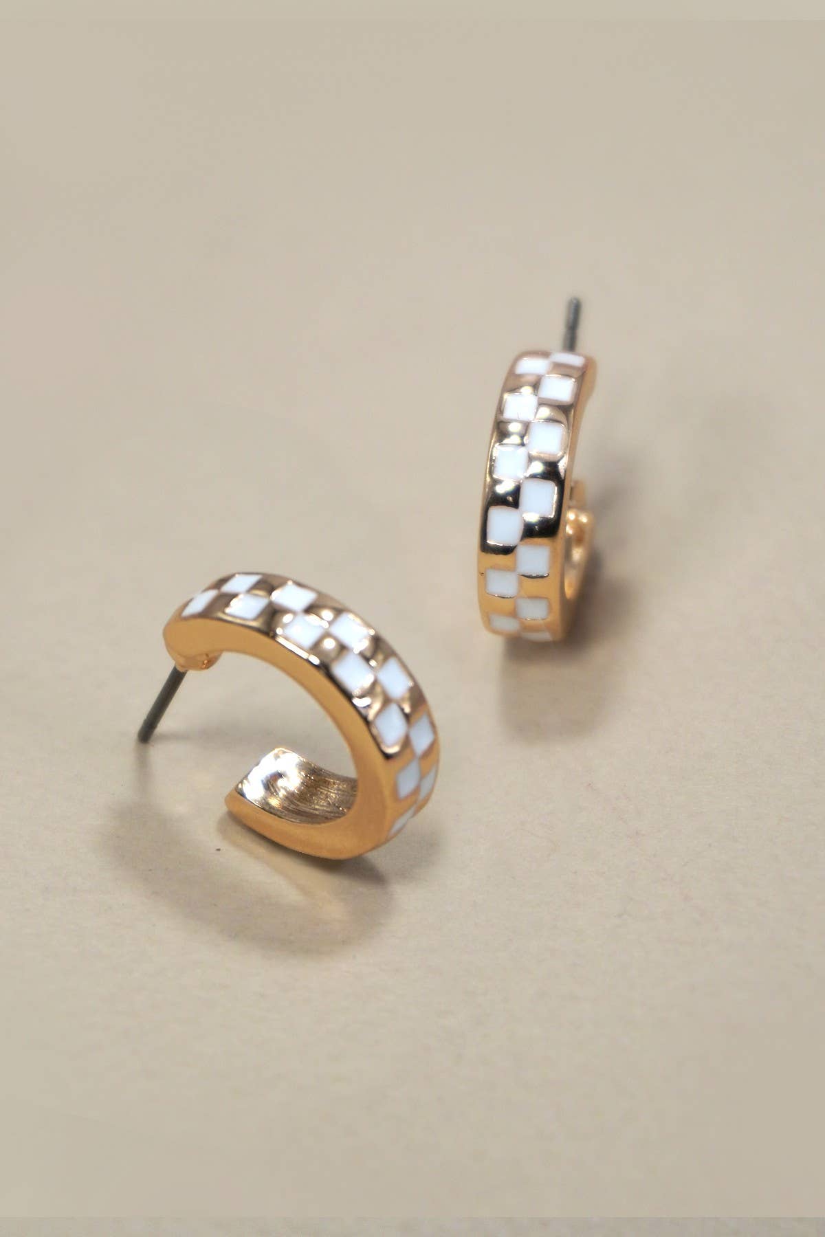 MINI CHECKER HOOP HUGGIE EARRINGS: Gold/white