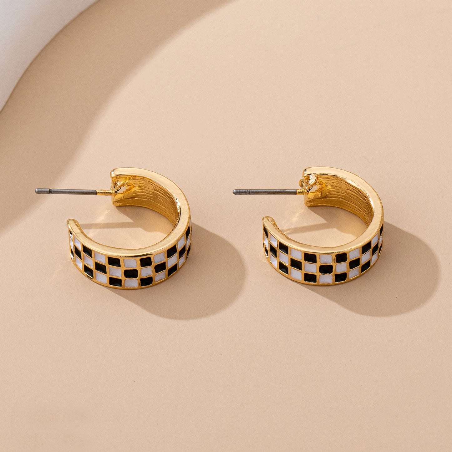 CHECKER EPOXY HUGGIE HOOP EARRINGS |