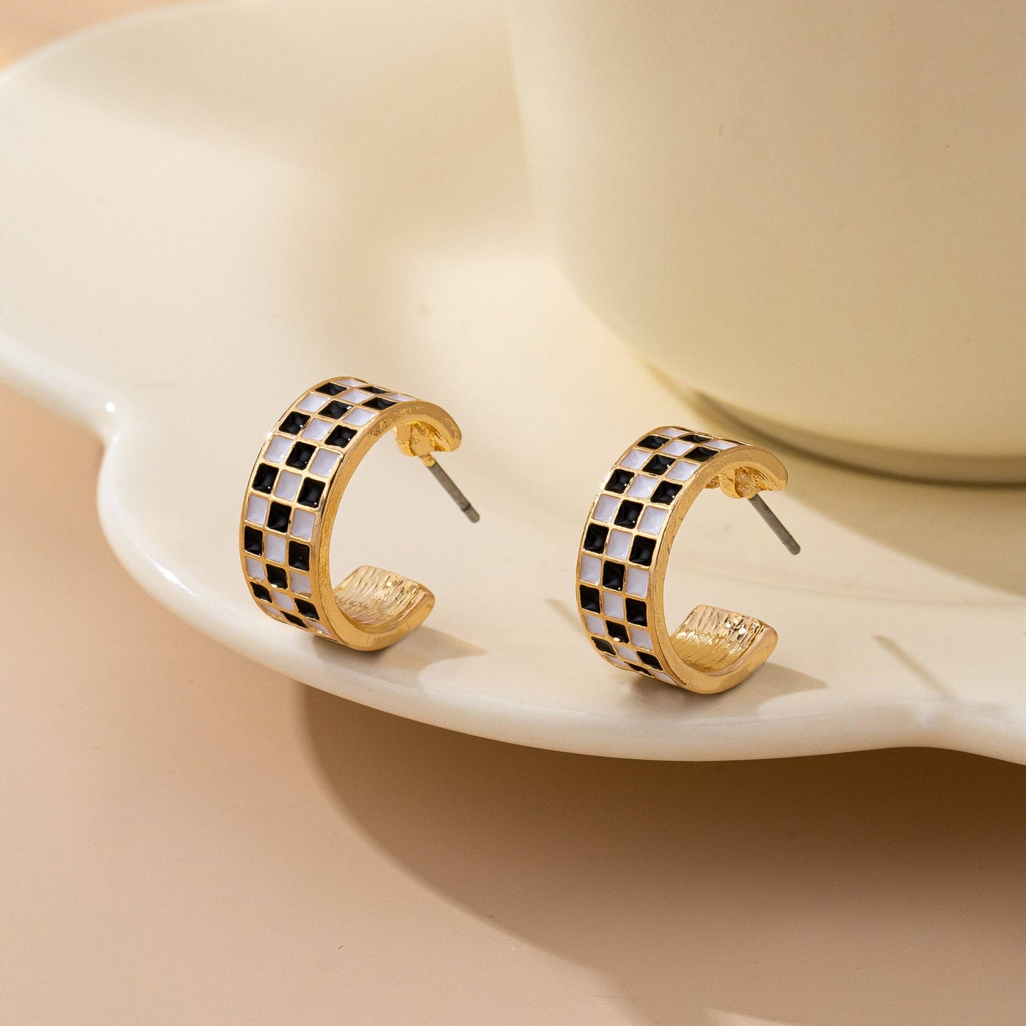 CHECKER EPOXY HUGGIE HOOP EARRINGS |